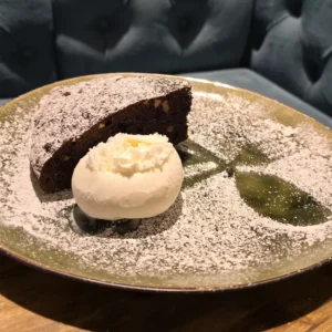 თბილი ბრაუნი ნაყინით