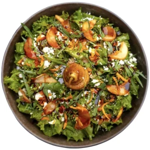 მსხლის სალათი ცხვრის ყველით და ბაქმაზის სოუსით