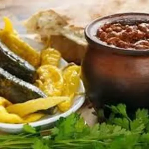 ლობიო ქოთანში მჭადით და მჟავის ასორტით